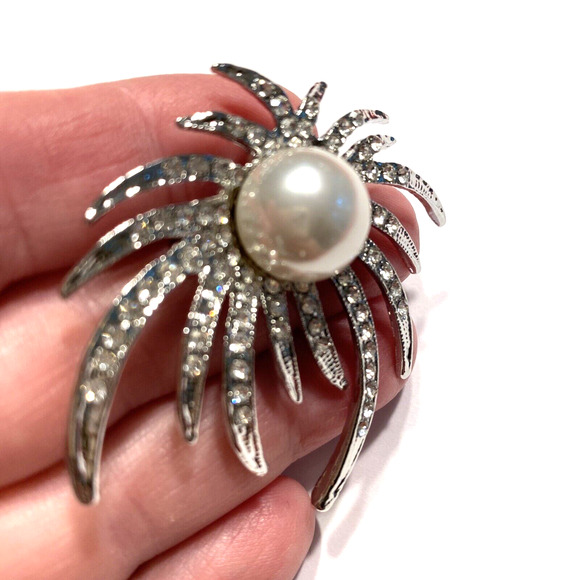Silver Splash Statement Brooch Brilliant White Rhinestones & Faux Pearl Bead - Picture 7 of 7